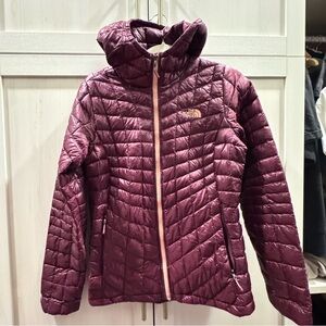 THE NORTH FACE Womens ThermoBall Eco Hoodie Burgundy Peach Small